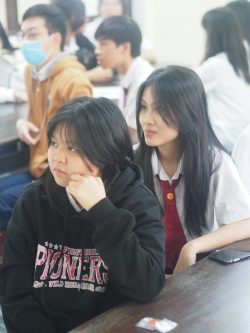 học sinh nghe